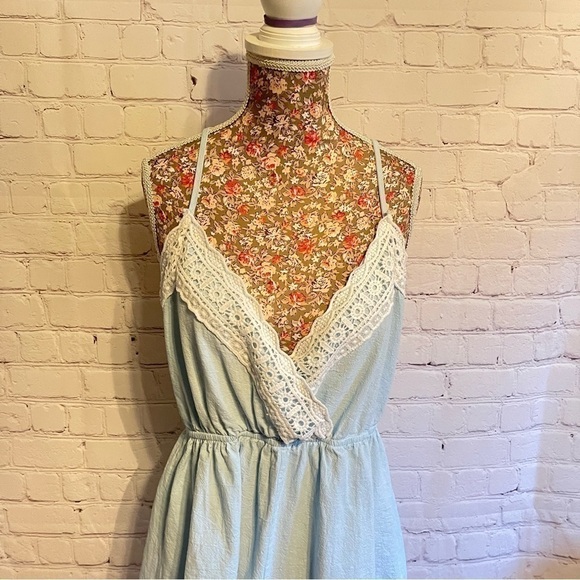 Zaful Contrast embroidery Cami Romper - Picture 4 of 9